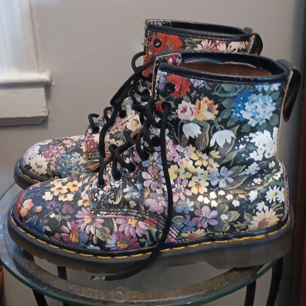 Doc Martens vintage flower boots 9